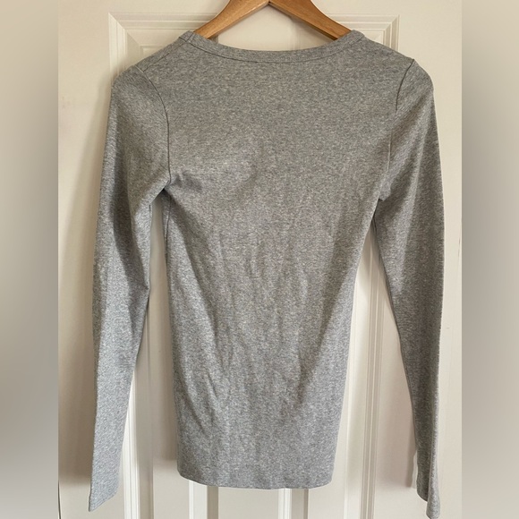 NWT Gap Grey V-neck Long Sleeve Shirt - Picture 2 of 7